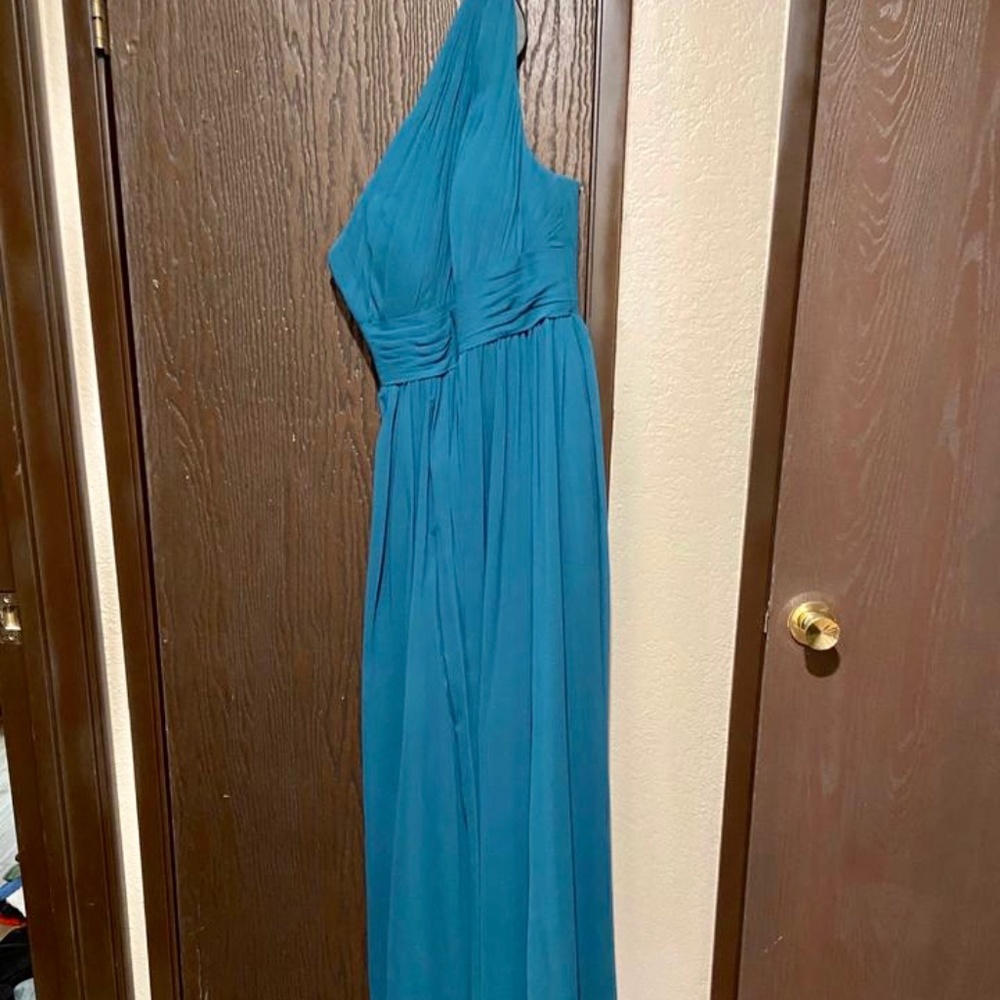 Dresses - Picture 4 of 5